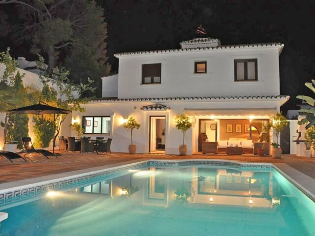 Villa with pool ,lounge, BBQ ,direkt in Marbella in your amazing stay in Marbella with privet pool, lounge and BBQ