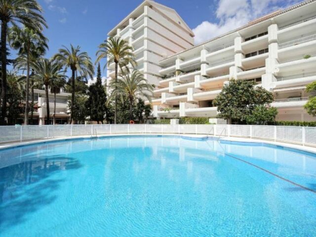 Jardines del Mar Beach  is available for low rent in the center of Marbella, close to beach and famous restaurants on Costa del Sol