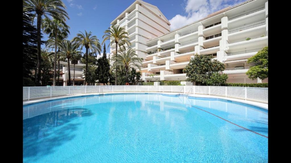 Jardines del Mar Beach is available for reduced rent In the center of Marbella close to the beach. Best offer