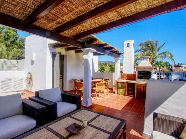 Beachfront penthouse jacuzzi roofterace lounge wifi perfect place to stay on costa del sol in Elviria Marbella