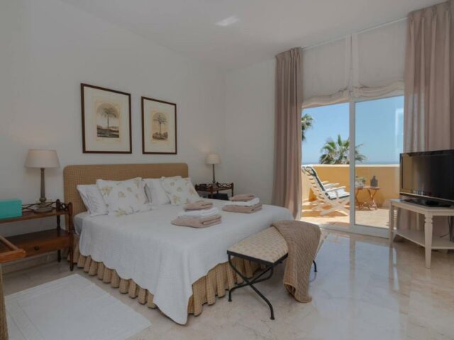 SUPERB FRONT LINE LOCATION - HEATED POOL cheap offer for beach front apartment, with swimming pool and beach access.