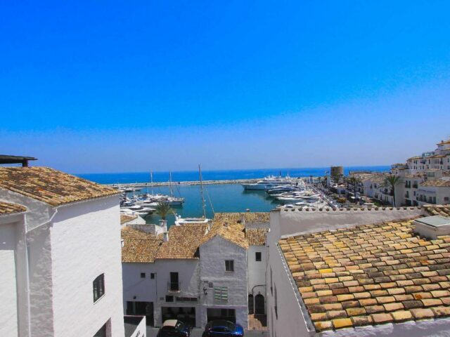 Puerto Banus 2.line Sea port View parking wifi in the middle of the Port of Banus beautiful interior, amazing view  