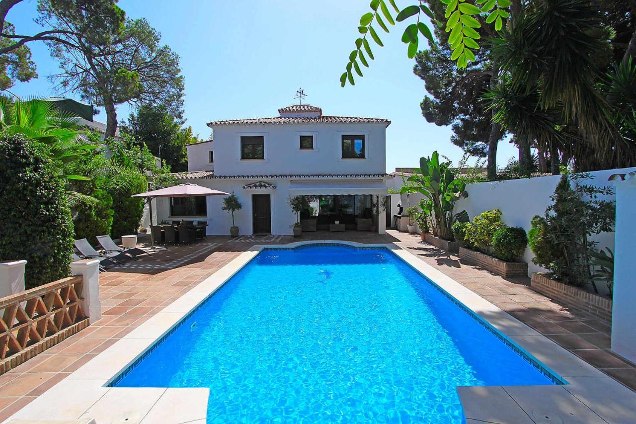 Villa with pool ,lounge, BBQ ,direkt in Marbella in your amazing stay in Marbella with privet pool, lounge and BBQ