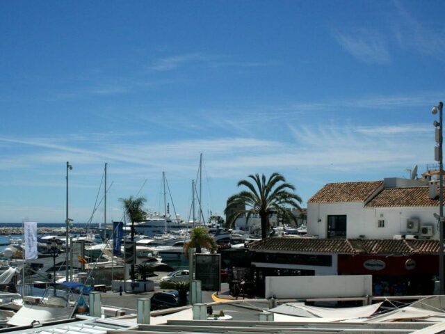 Best offer A First Line sleeps 6 for rent in Puerto Banus cheap apartments in Marbella at the port, best holiday choice.
