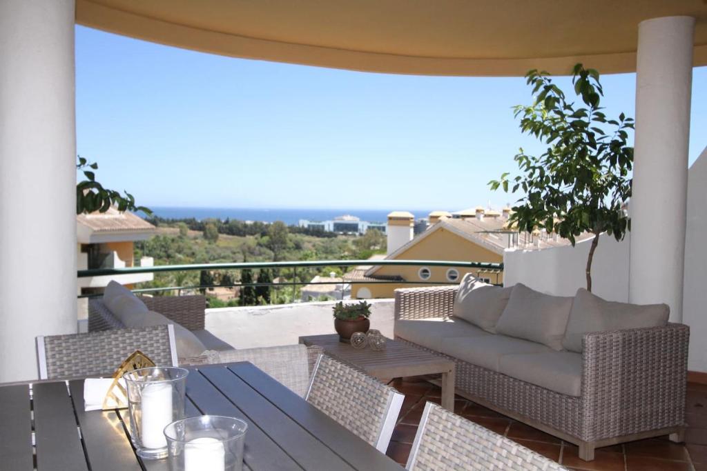 Amazing 4 bedroom luxury duplex with sea views by Puerto Banus is for cheap rent in Marbella with swimming pool. Great offer