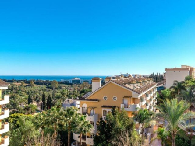 Amazing 4 bedroom luxury duplex with sea views by Puerto Banus  is for cheap rent in Marbella with swimming pool. Great offer