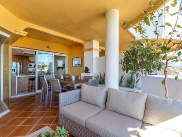 Amazing 4 bedroom luxury duplex with sea views by Puerto Banus  is for cheap rent in Marbella with swimming pool. Great offer