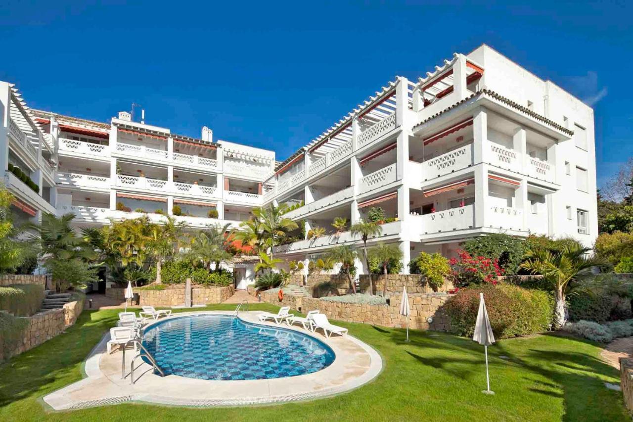 Luxury Las Canas beach first line beach Marbella cheap apartment for rent in Marbella Golden Mile, Beachfront, privat beach