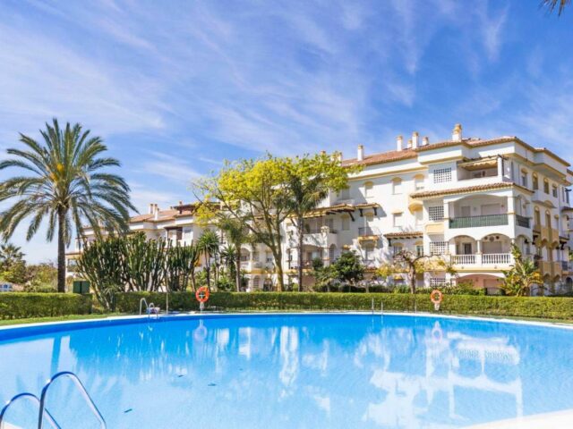 Beautiful Hacienda Nagueles I Marbella Golden Mile for rent in Marbella Golden Mile with swimming pool, Padel courts, beautiful family vocation