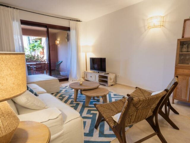 Cheap beachfront 3+1 bed apartment, 100m away from the beach, large apartment with swimming pool and beach access. 
