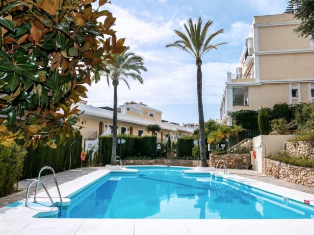Cheap 2 Bedroom Townhouse in Aloha Gardens walking distance to Restaurants, Bars and Shops 19 with swimming pool close to the Puerto Banus