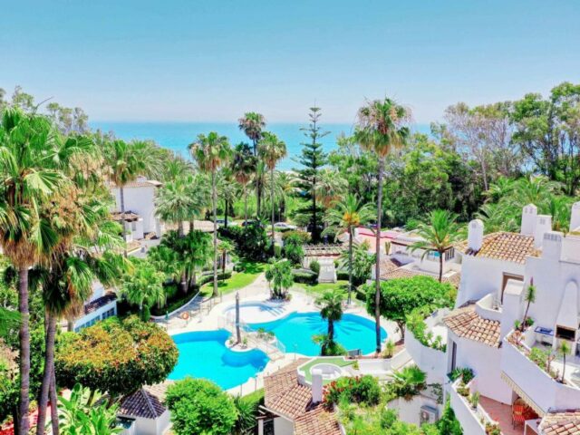 Beachfront Penthouse 3 floors jacuzzi 2 pools wifi roof terrace offers amazing experience in Elviria Marbella