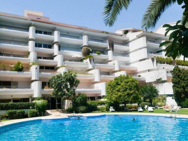 Luminoso estudio en segunda linea de playa en Marbella is the cheapest beachfront apartment for rent in Marbella Golden Mile