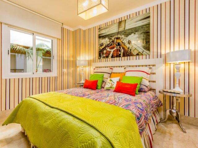 2 Bedroom with pool in the heart of Puerto Banus with swimming pool and very central location is the best choice for young couples.