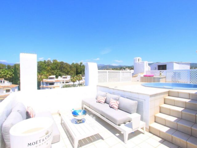 Beachfront Penthouse 3 floors jacuzzi 2 pools wifi roof terrace offers amazing experience in Elviria Marbella