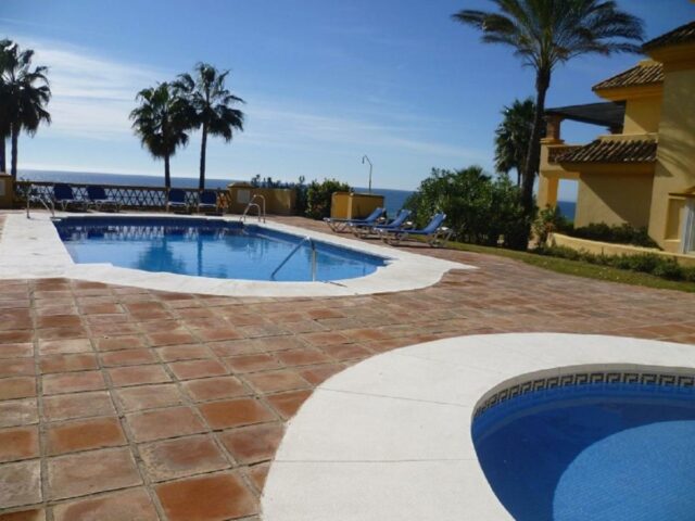 GRAND FRONT LINE LOCATION – HEATED POOL is the best offer for your holiday stay on Costa del Sol, beautiful view!
