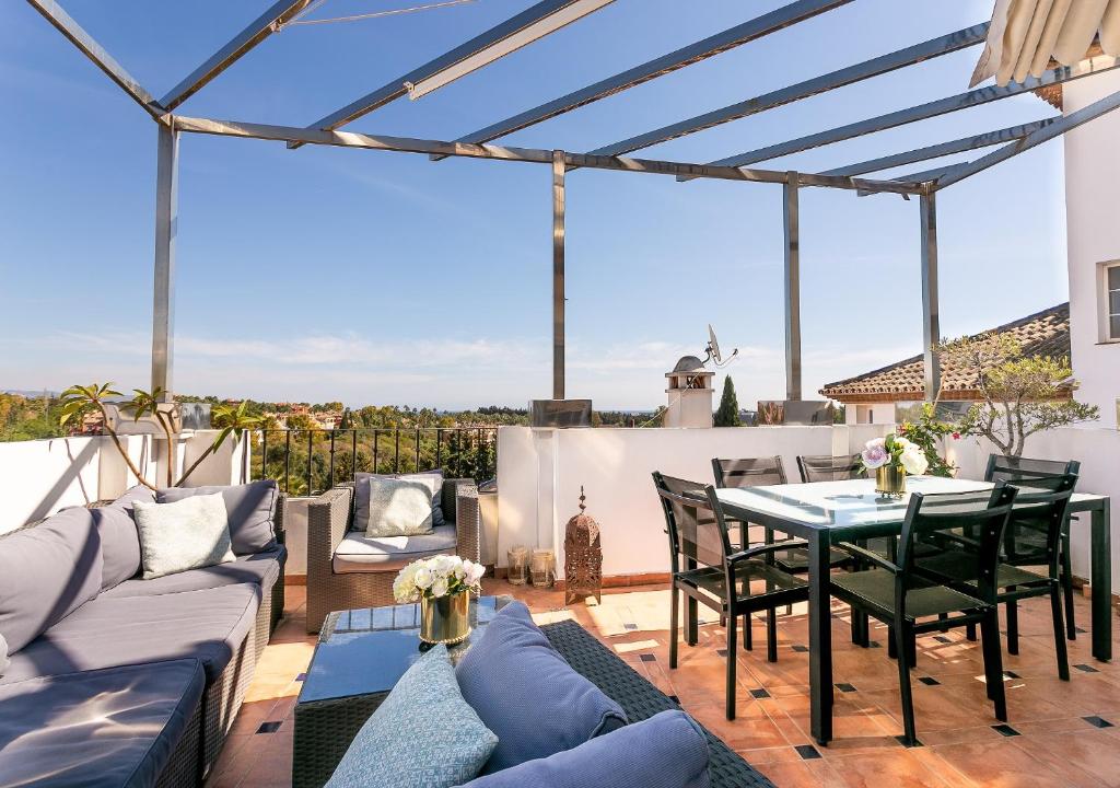 Luxury 4 bedroom Holiday Penthouse near Puerto Banus, in Nueva Andalucia flat is for cheap rent on Costa del Sol. Best offer