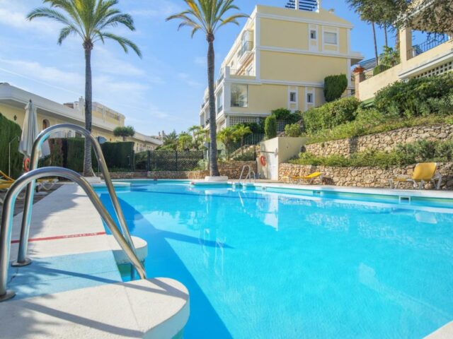 Beautiful 2 bedroom apartment next to porto cheap offer for big apartment with swimming pool in Marbella, located in luxury area Aloha