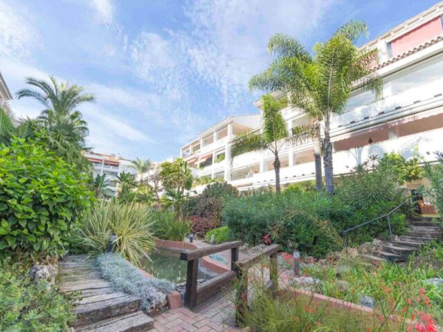 Luxury beachfront Las Canas Beach apartment for rent in Marbella Golden Mile with swimming pool and privat access to the beach