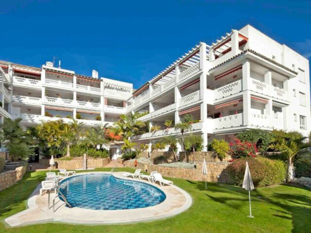 Luxury beachfront Las Canas Beach apartment for rent in Marbella Golden Mile with swimming pool and privat access to the beach