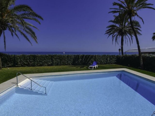 Luxury beach front Port Oasis Golden Mile  apartment is reduced for rent in Marbella with swimming pool and privat access ti the beach