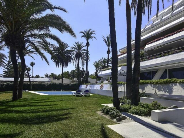 Luxury beach front Port Oasis Golden Mile  apartment is reduced for rent in Marbella with swimming pool and privat access ti the beach