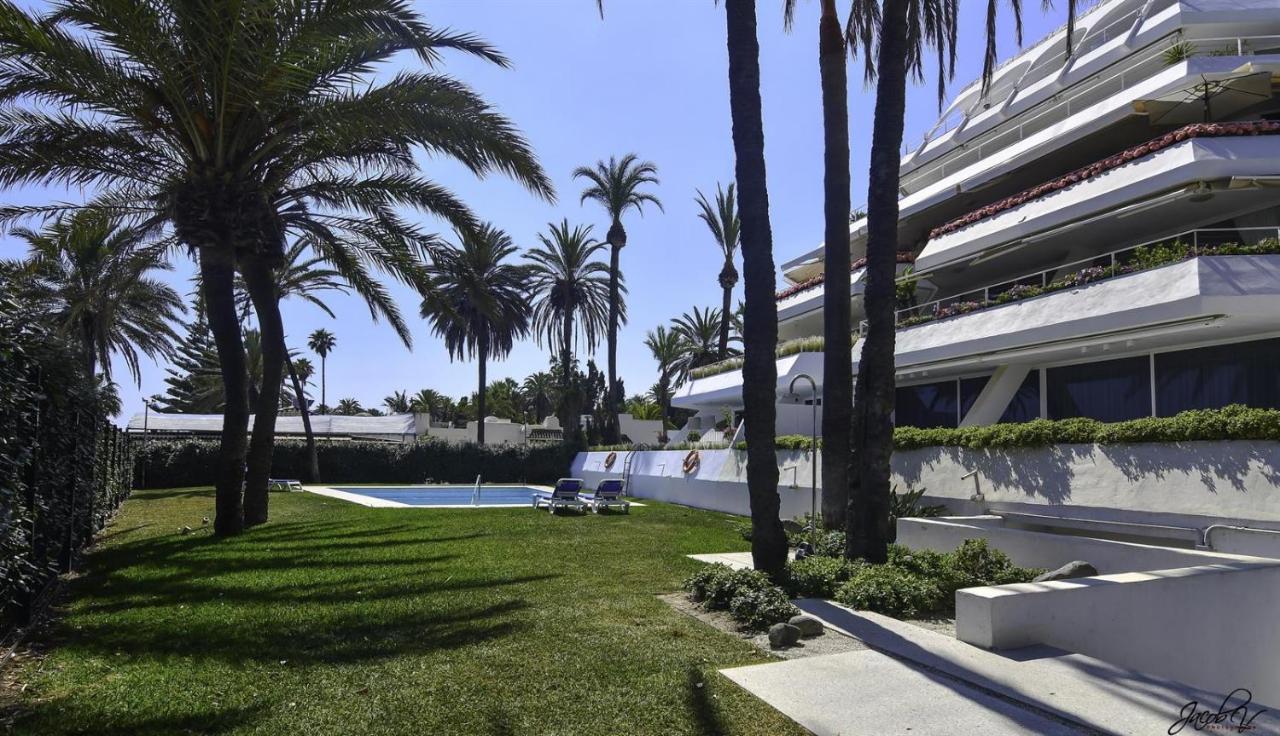 Luxury beach front Port Oasis Golden Mile apartment is reduced for rent in Marbella with swimming pool and privat access ti the beach