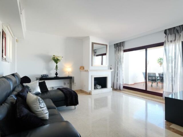 4 Bedroom Apartment in Noray, San Pedro Beach  is for low price rent in San Pedro Marbella, beach front, swimming pool.