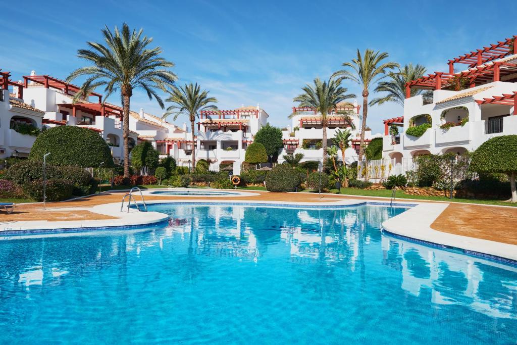 4 Bedroom Apartment in Noray, San Pedro Beach is for low price rent in San Pedro Marbella, beach front, swimming pool.