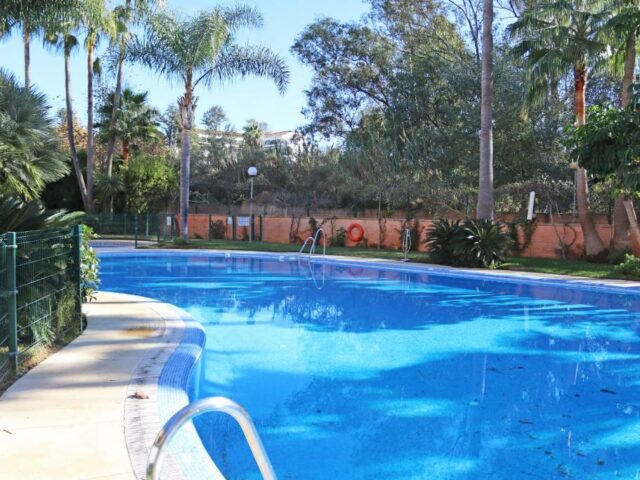 Beautiful 3 Beds apartment Las Dunas walk to the beach  is for cheap rent in Elviria Marbella with swimming pool, beach front, great offer.
