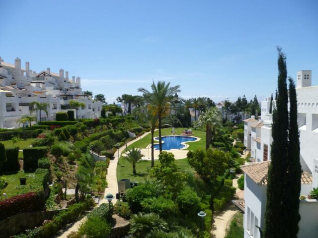 WONDERFUL PENTHOUSE LOS MONTEROS BEACH cheap penthouse in Merbella los Monteros beach side, with swimming pool, beach access 