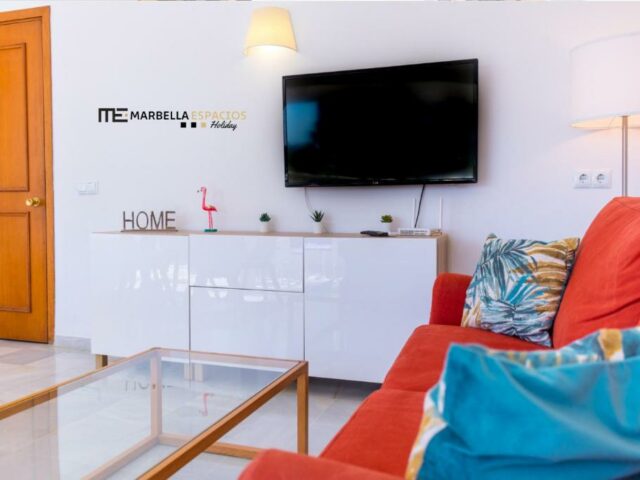 Luminoso estudio en segunda linea de playa en Marbella is the cheapest beachfront apartment for rent in Marbella Golden Mile