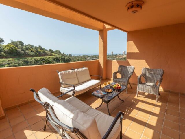Large 2 bedroom apartment with beautiful sea view, large terrace, barbecue and swimming pool. Best for golf experience.