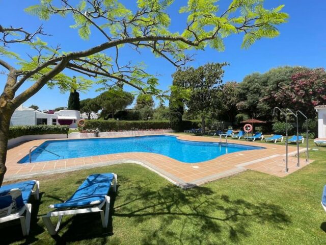 AmazingCozy Townhouse in Green Golf Area of Marbella  is for low price rent in Marbella with swimming pool close to beach. reduced rent.