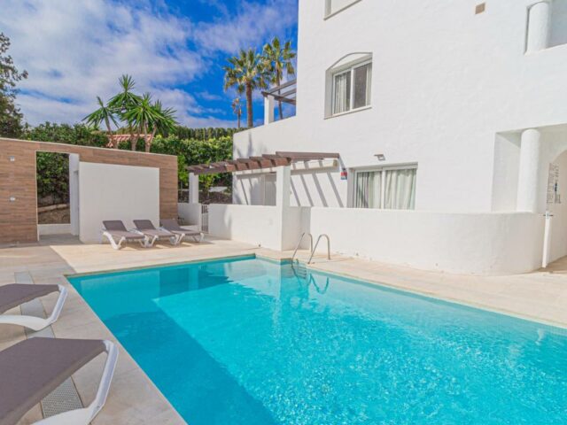 Apartment with great location is for reduced price, next to restaurants and bars, close to Puerto Banus, with pool low price