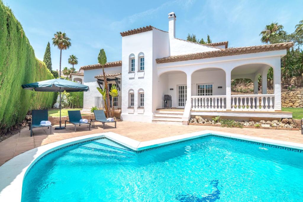 4 bedroom Villa in Top Located Community s for cheap rent in Marbella next to Puerto Banus with swimming pool close to the sea. Best Choice