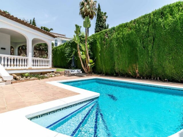 4 bedroom Villa in Top Located Community s for cheap rent in Marbella next to Puerto Banus with swimming pool close to the sea. Best Choice