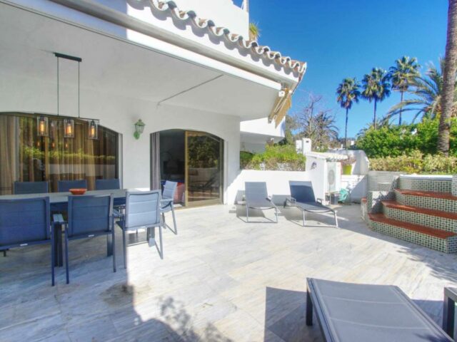 Modern 3 Bed large Terrace with sun loungers available for rent in Elviria Marbella with swimming pool and close to the beach