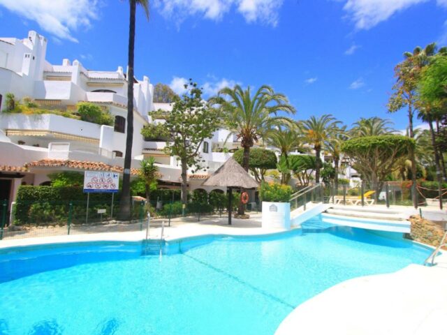 Modern 3 Bed large Terrace with sun loungers available for rent in Elviria Marbella with swimming pool and close to the beach