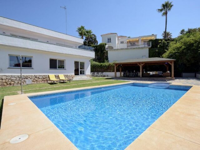 Relaxing 5 Bed Villa With Private Pool and Hot Tub