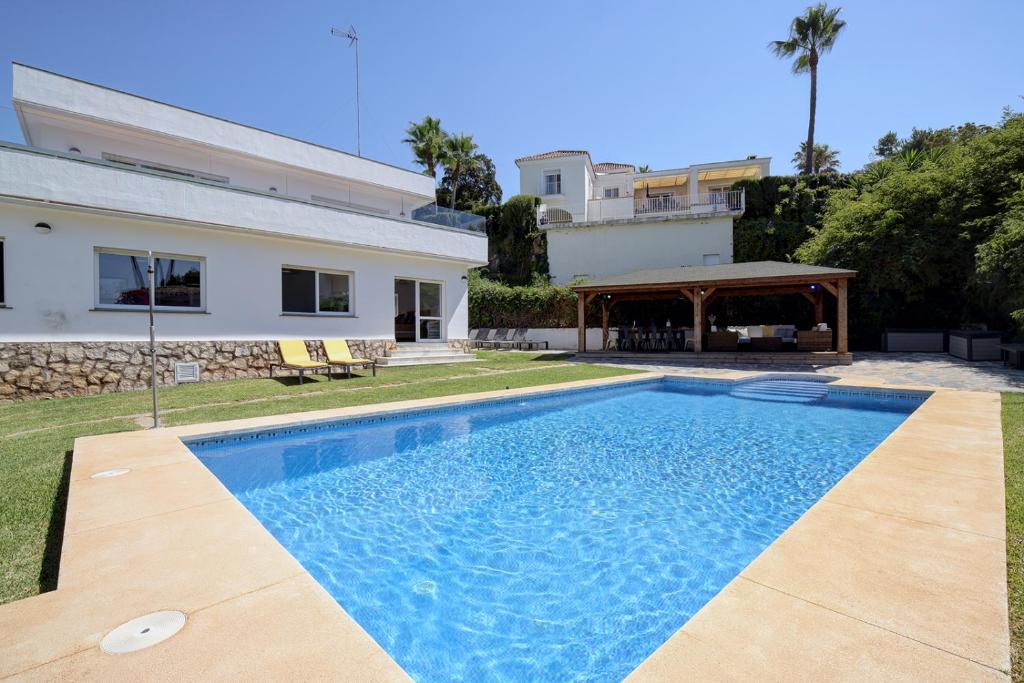 Relaxing 5 Bed Villa With Private Pool and Hot Tub, Marbella, Cheap Hotel Marbella,