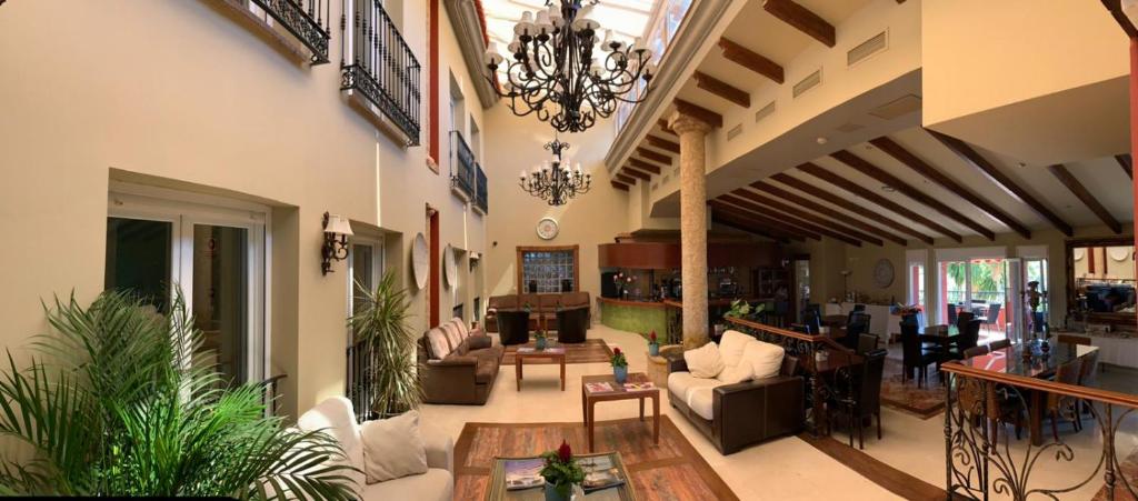 Hotel Villa San Francisco a Cheap Stay in Marbella Close to Shopping Center, Reduced Rate for the Best Holiday at the Sea.